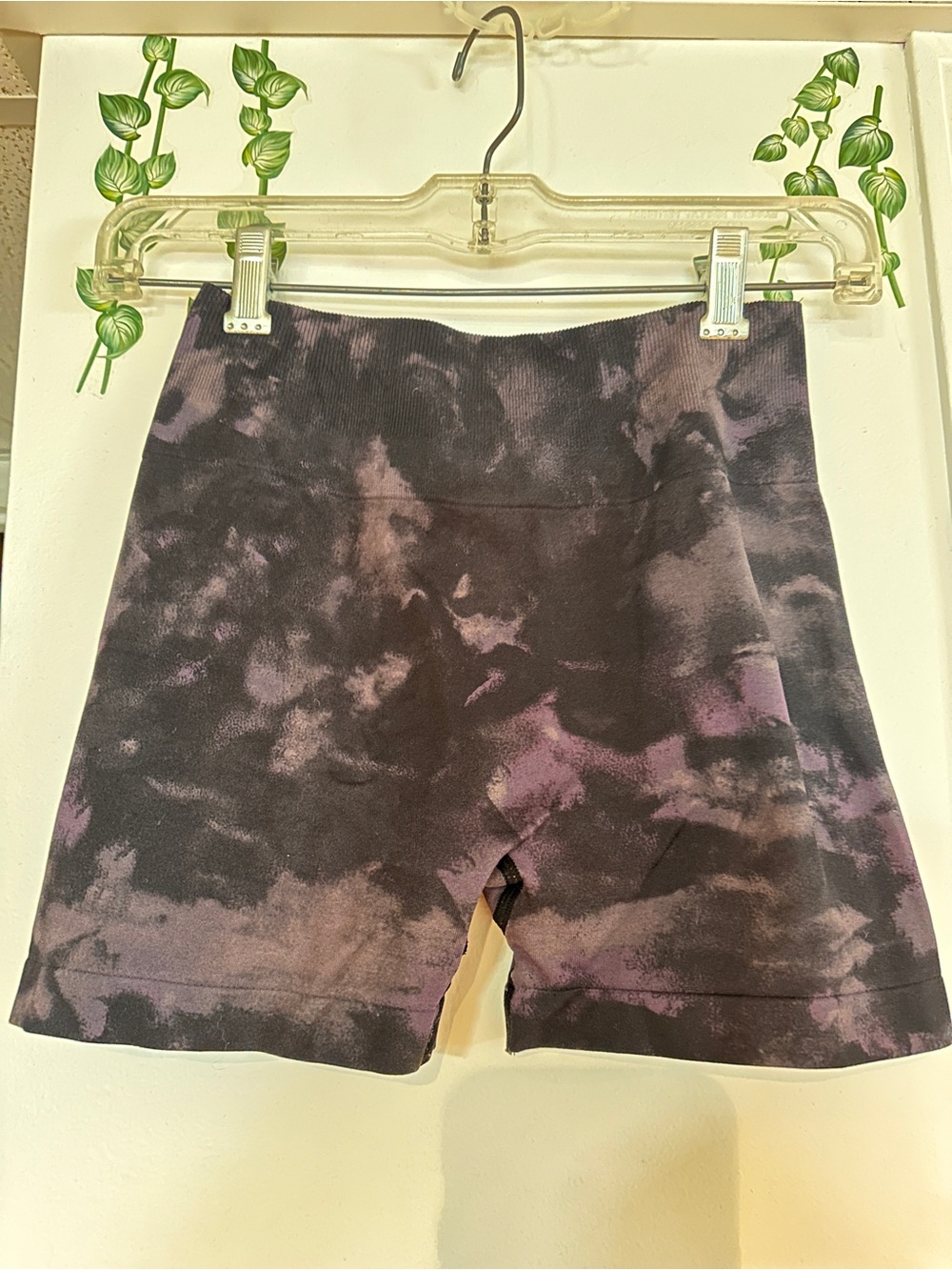 Tie-Dye High-Rise Bike Shorts in Black & Purple
